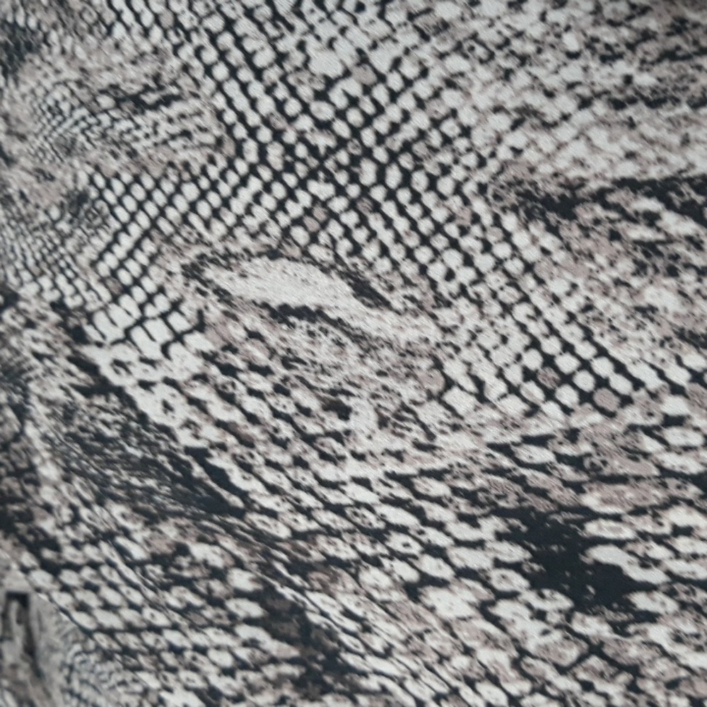 Torrid Snake Print Blouse With Front Pockets Sleeves V_Neck Size 0 (12) - Picture 13 of 13